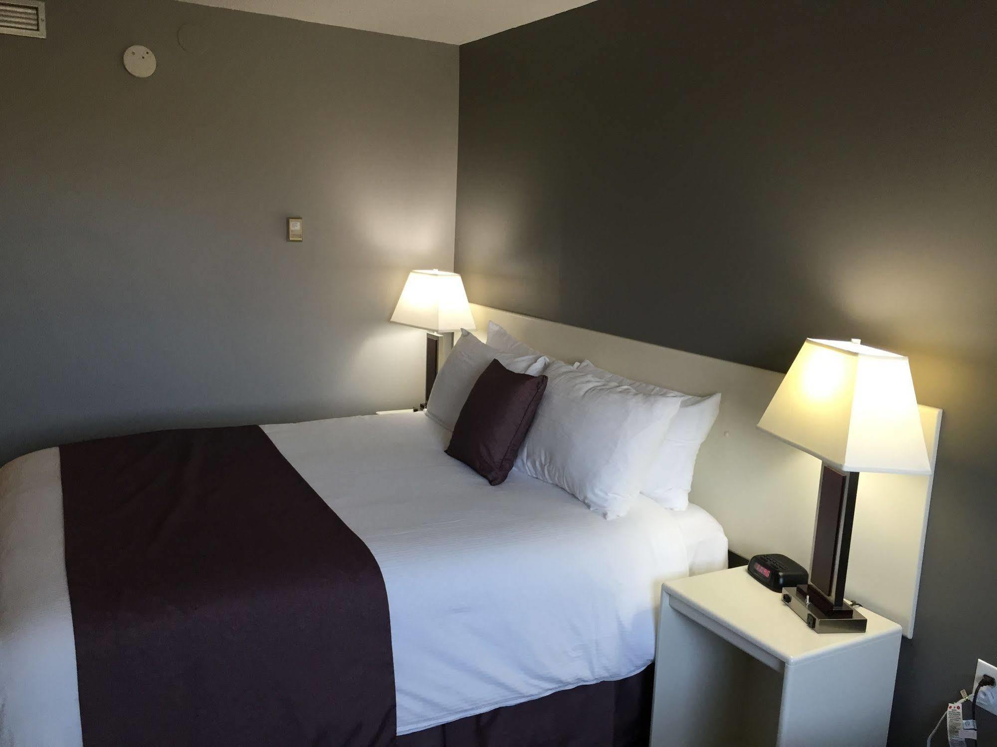 Lakeland Inn Hotel Cold Lake Extérieur photo