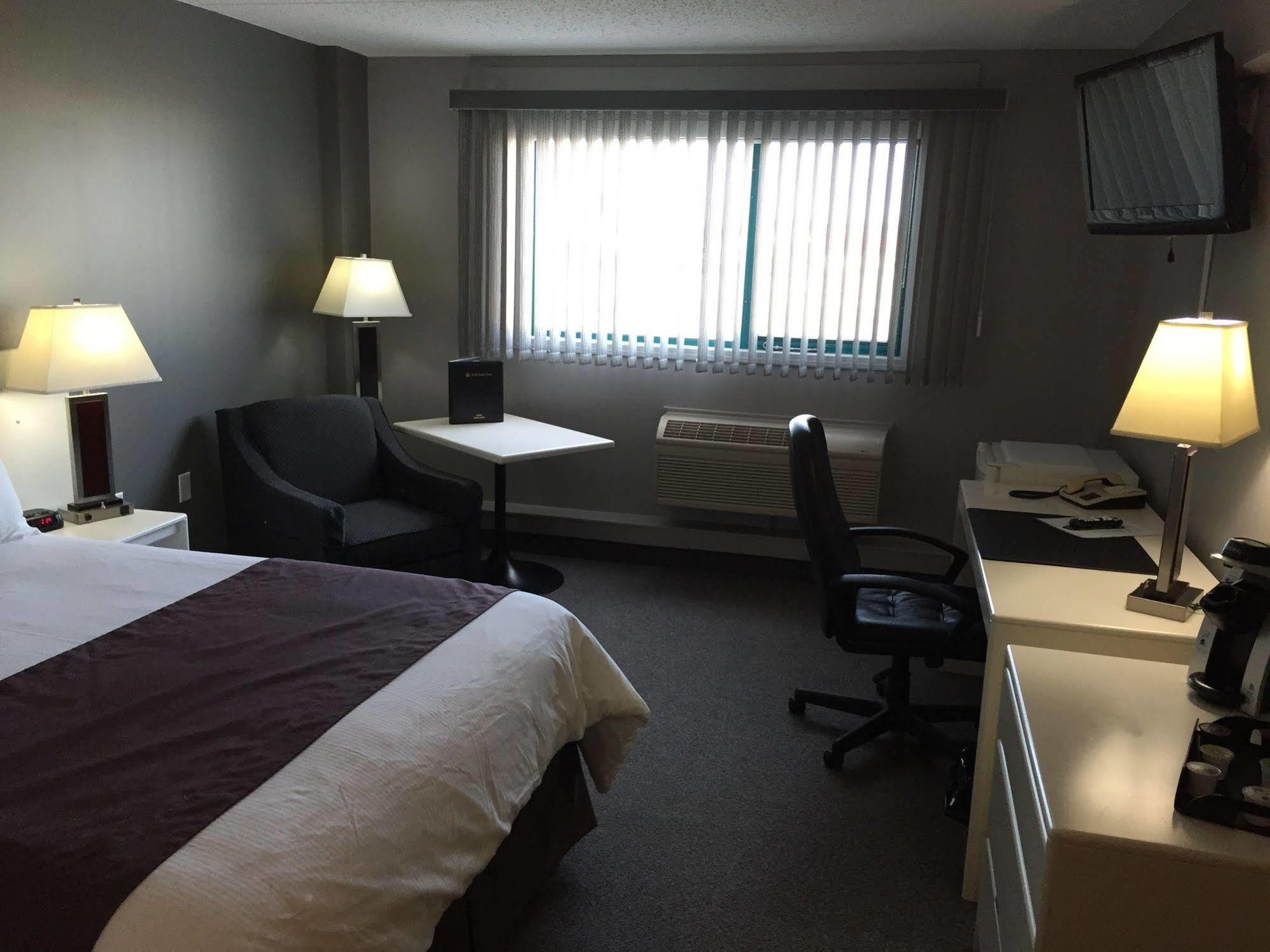 Lakeland Inn Hotel Cold Lake Extérieur photo